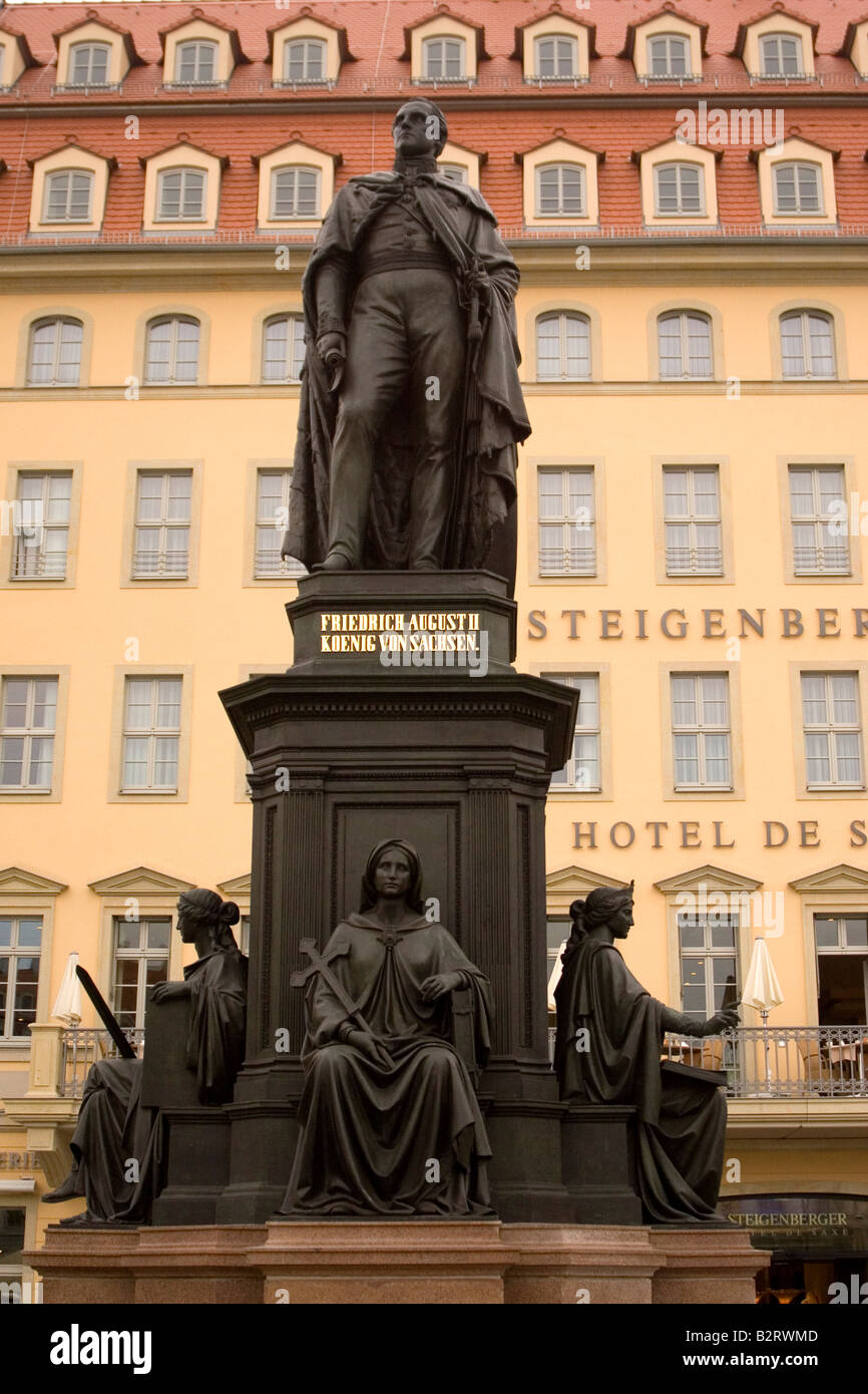 La statua del re Frederich Augusto II (1797 - 1854) nel centro storico di Dresda. Egli era l'Elettore di Sassonia. Foto Stock