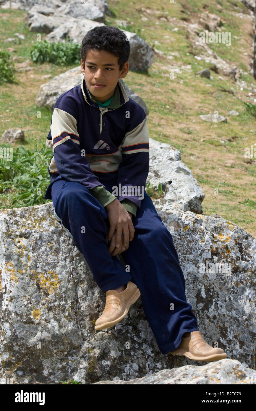Ragazzo siriano presso le rovine di Apamea in Siria Foto Stock
