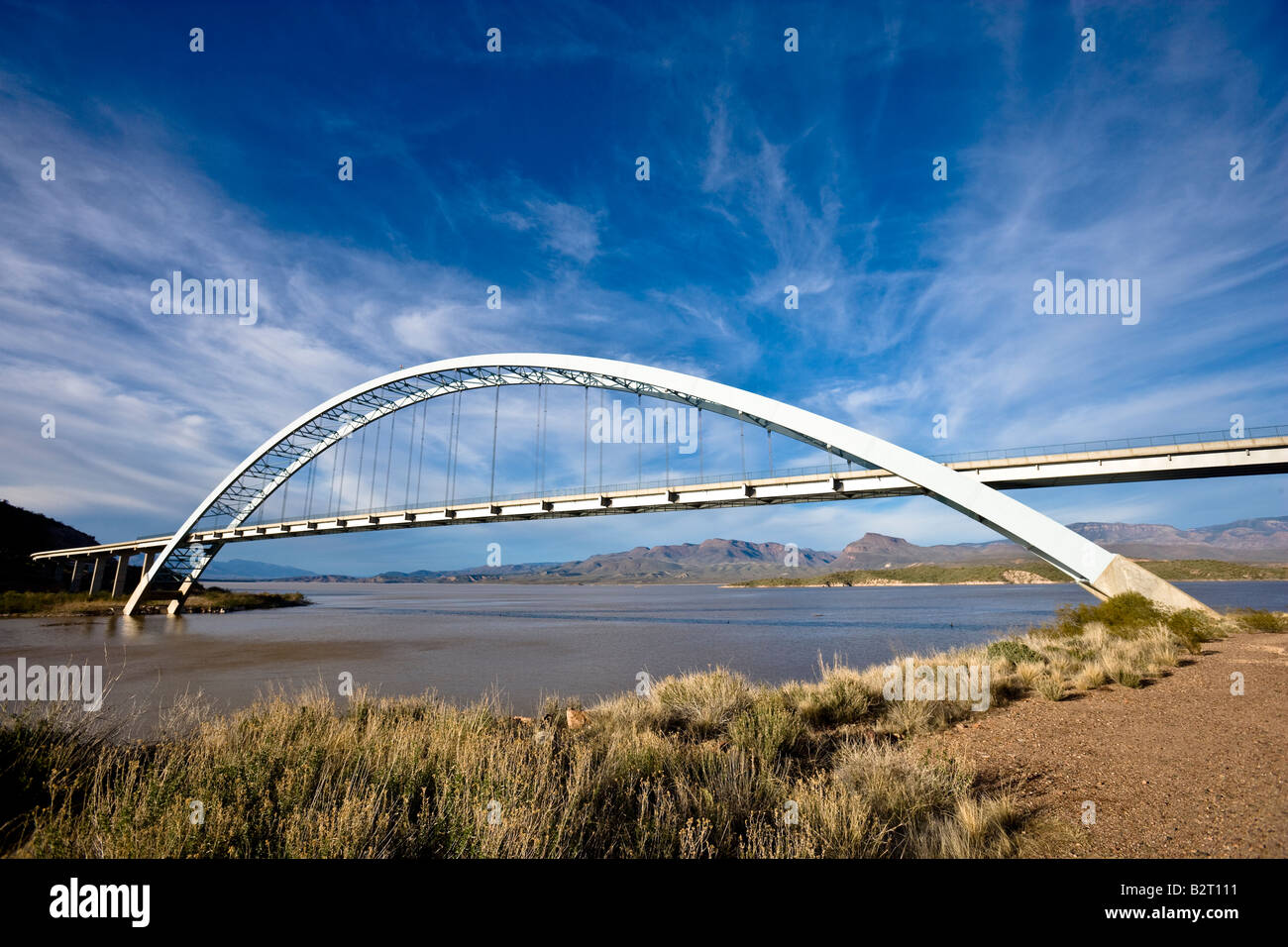 Ponte di Inspiration Point sopra la diga su Theodore Roosevelt Lake, Arizona, Stati Uniti d'America Foto Stock
