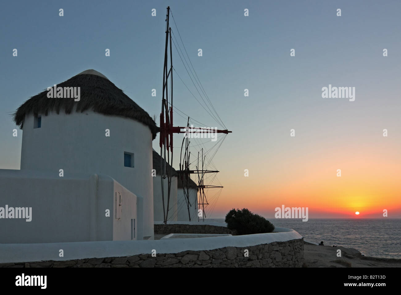 I famosi mulini a vento di Mykonos isola Grecia al tramonto Foto Stock
