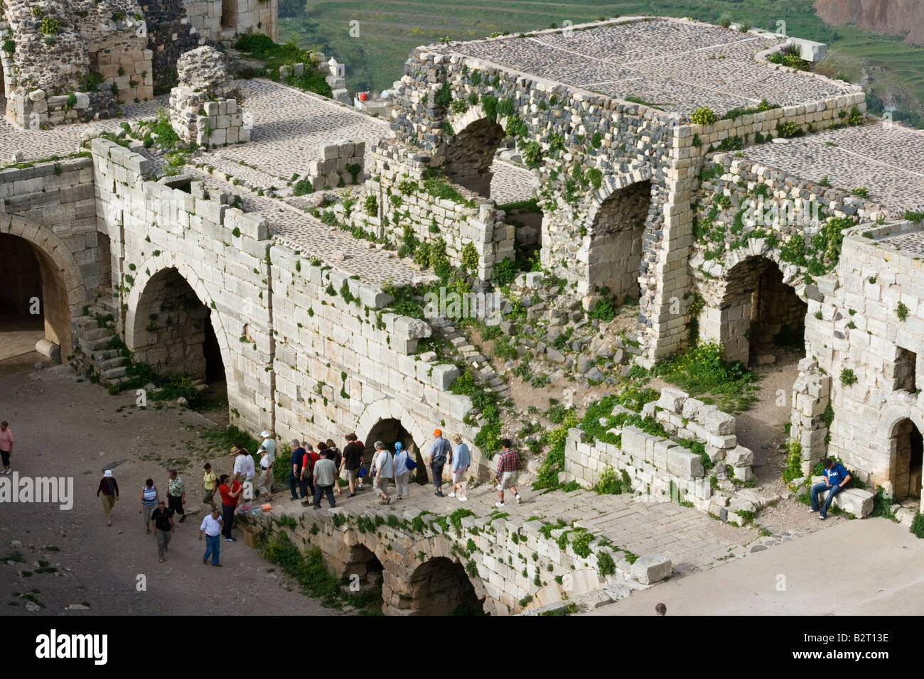 Gruppo turistico all'interno Crak Des Chevaliers Castello dei Crociati in Siria Foto Stock