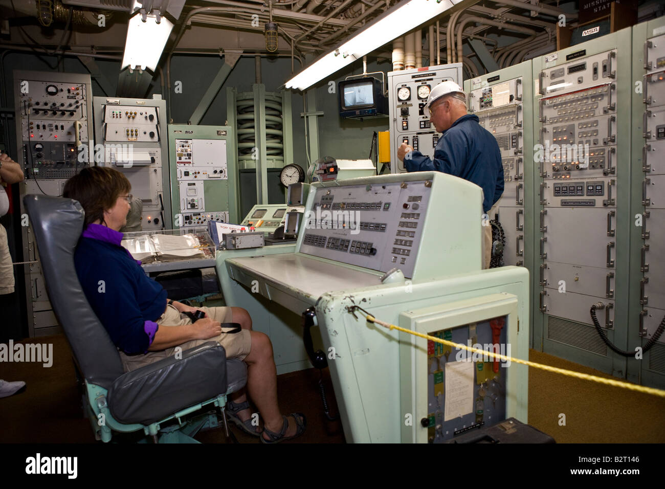 Donna seduta su Mission Control console II Titan Missile Museum vicino a Tucson in Arizona, Stati Uniti d'America Foto Stock