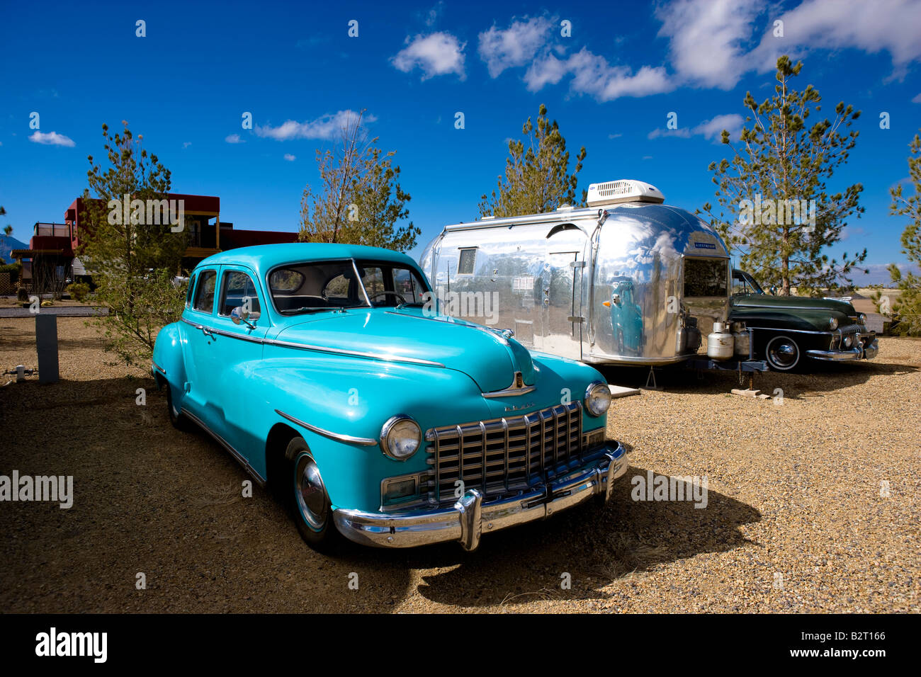 Auto classiche e classic roulotte Airstream al cielo Gypsy complessa, Rodeo, Nuovo Messico Foto Stock