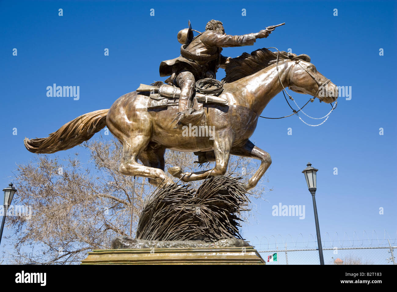 Statua del generale messicano Francisco Pancho Villa sul cavallo in Palomas Messico Foto Stock