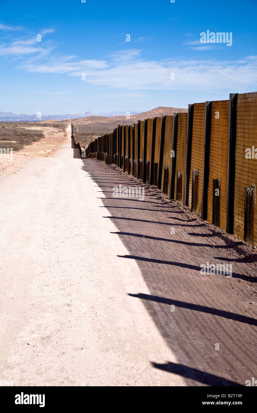 Stati Uniti e Messico recinzione di confine, Cochise County, Arizona USA Foto Stock