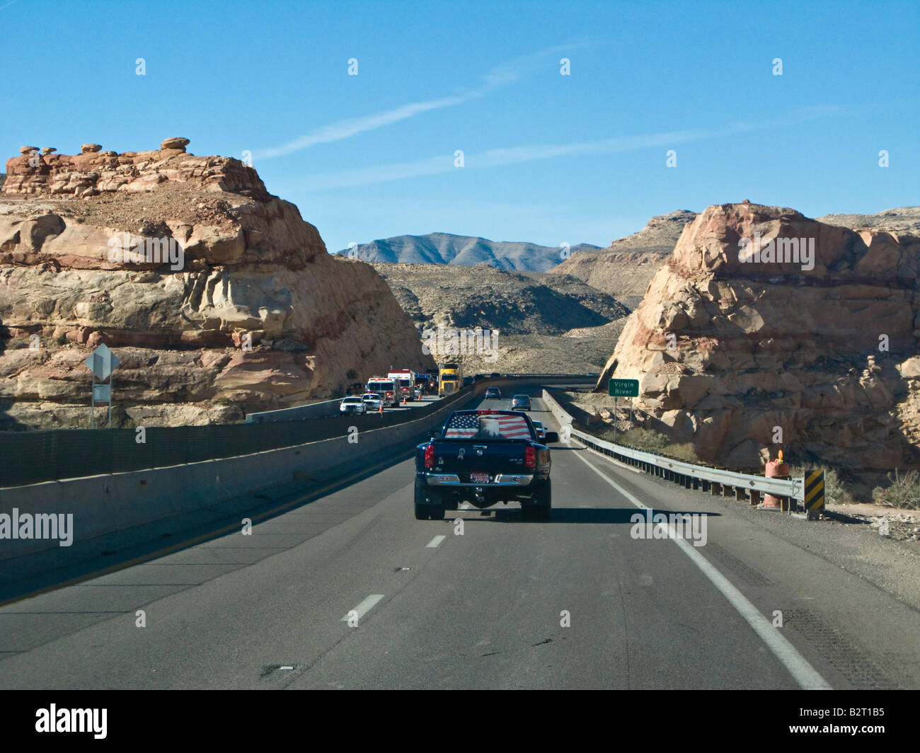La guida di automezzi pesanti attraverso opere stradali sulla I-15 attraversando il fiume vergine Nevada USA Foto Stock