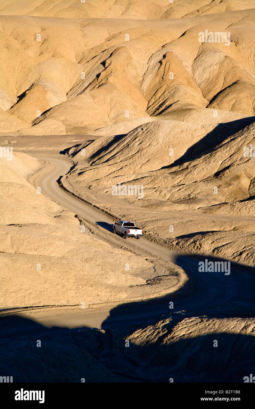 La guida di automezzi pesanti attraverso le venti Team Mule Canyon drive nel fango delle colline della Valle della Morte Foto Stock