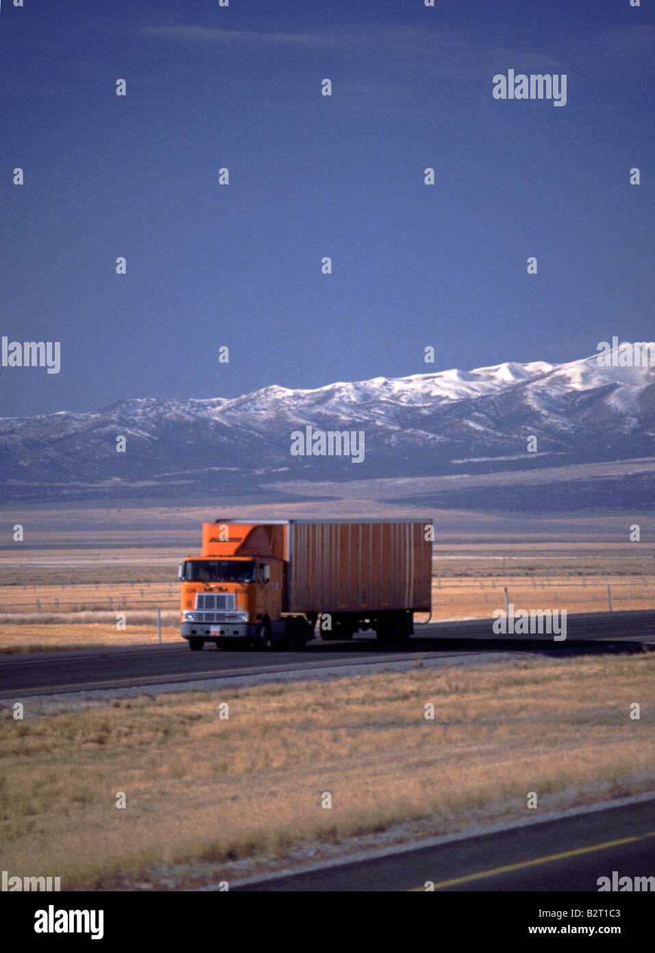 Oltre la strada Semi Carrello Long Haul Trucker 18 Wheeler Foto Stock
