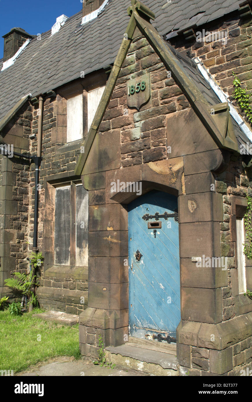 Il portico e la porta del vecchio schoolhouse, Charnock Richard, Lancashire Foto Stock