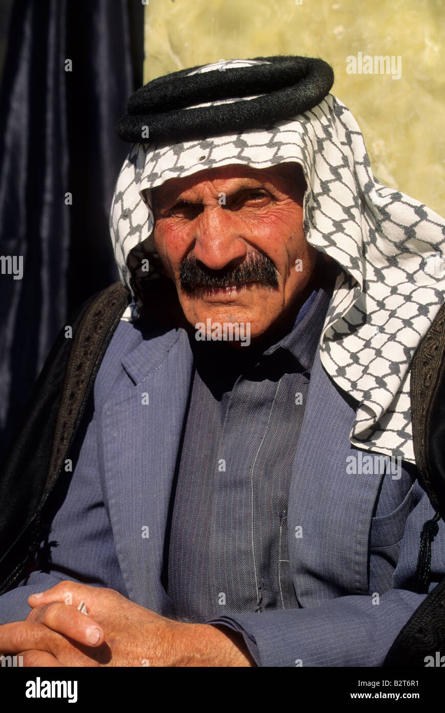 Un uomo iracheno in visita presso un santuario sciita in Iraq Karbala. Foto Stock