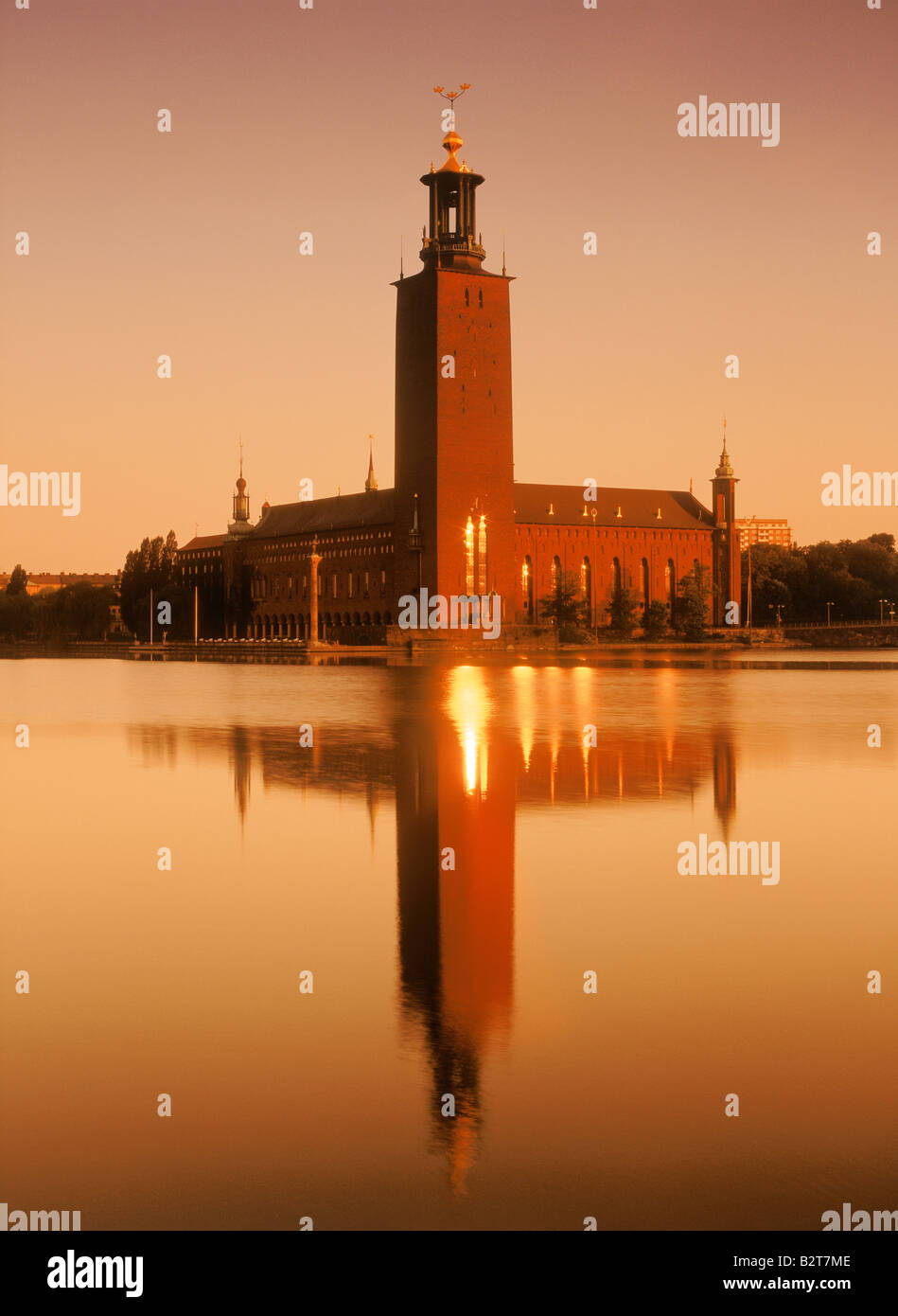 Alba sulle calme acque Riddharfjarden a Stoccolma con riflessioni di City Hall o Town Hall Foto Stock