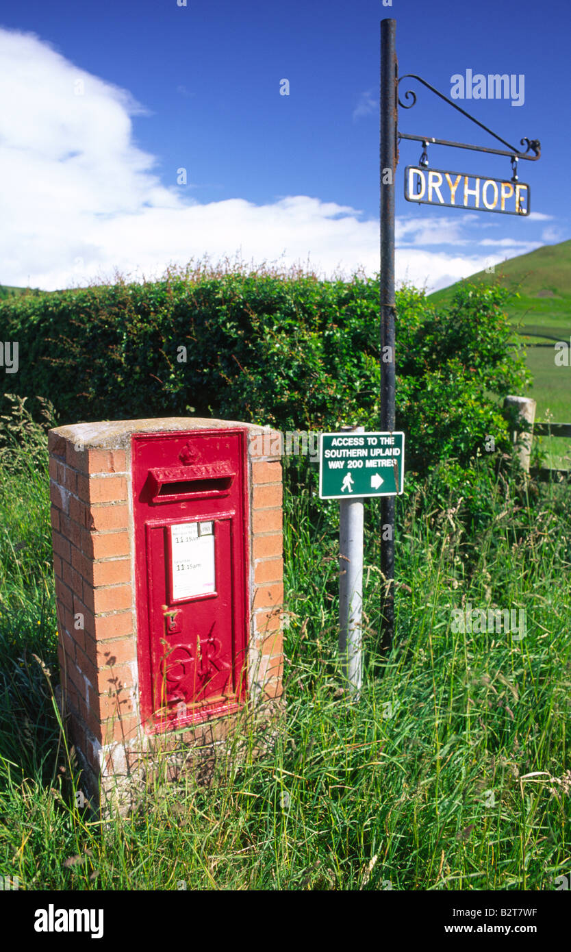 Postbox alla fine di farm road Dryhope fattoria sul bordo della St Marys Loch in Scottish Borders Scotland Regno Unito Foto Stock
