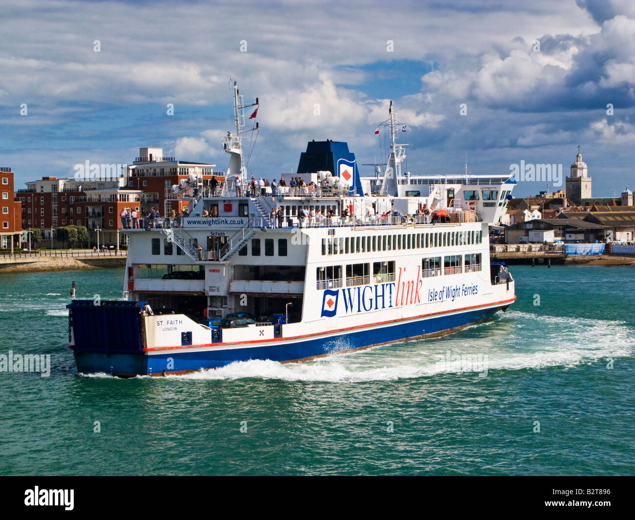 Isola di Wight traghetto per auto lasciando Gunwharf Quay, Portsmouth Porto, Hampshire, Inghilterra, Regno Unito Foto Stock