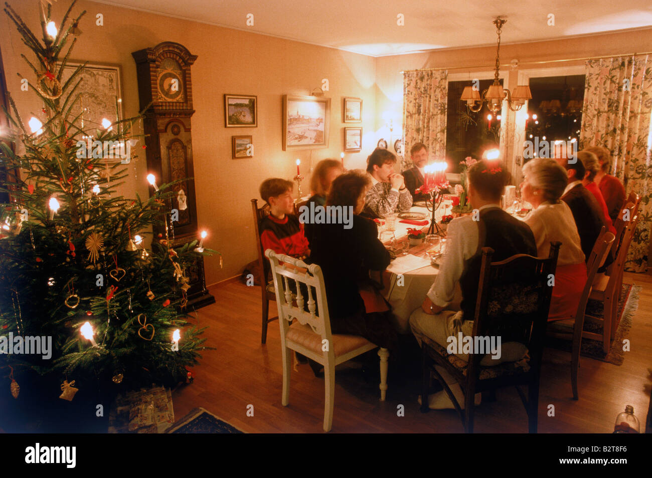 Condivisione in famiglia caldo cena di Natale a casa in Svezia Foto Stock