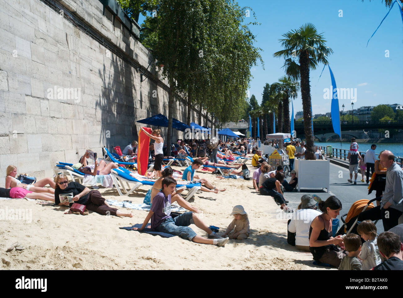 Le persone in spiaggia a Parigi in estate Foto Stock