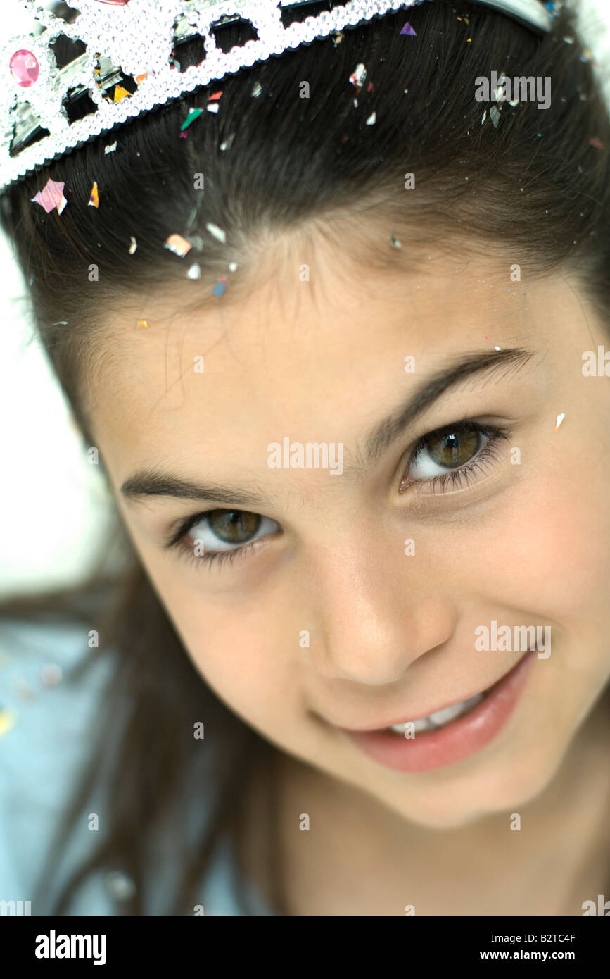 Ragazza che indossa tiara, sorridente in telecamera, ritratto Foto Stock