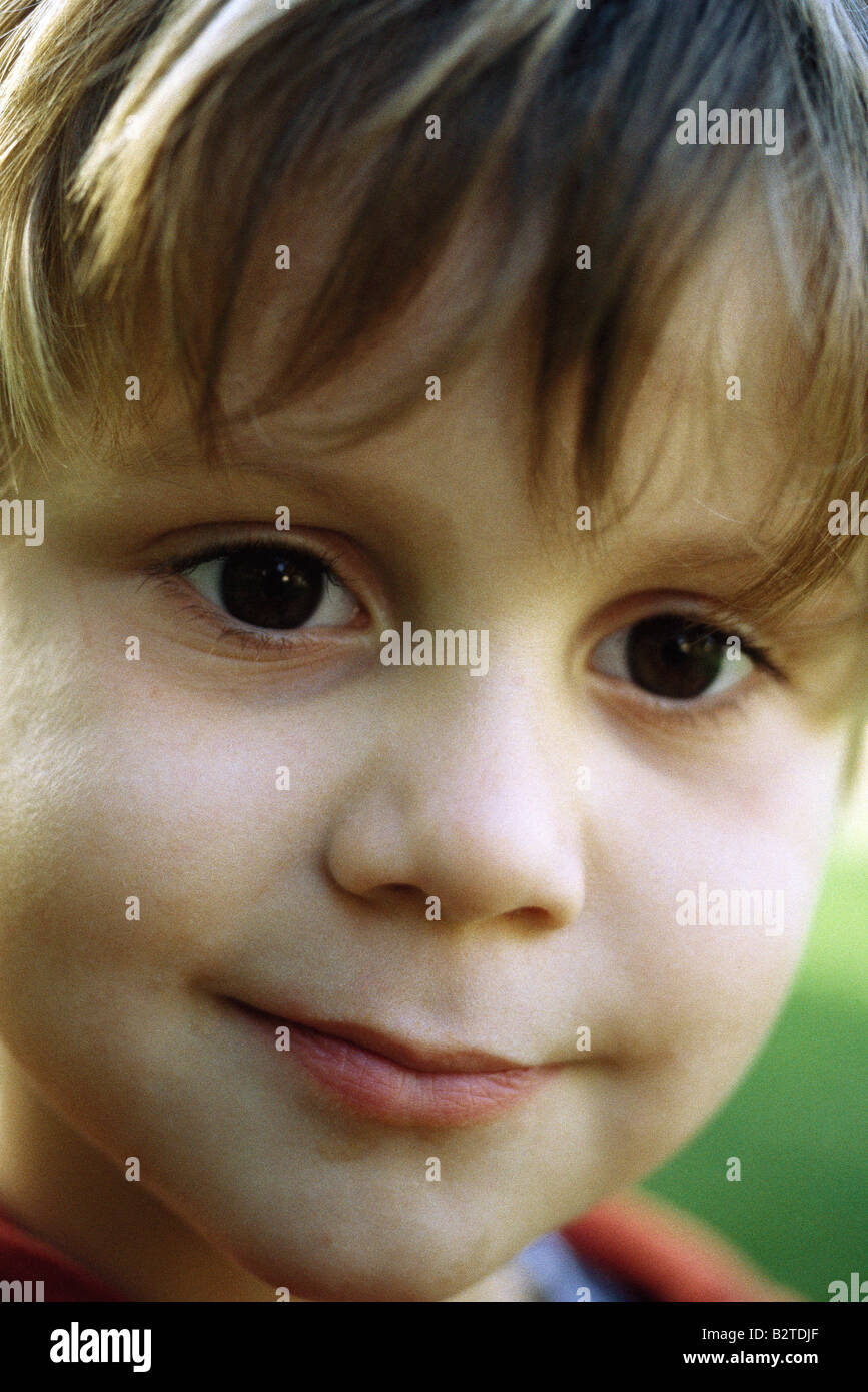 Little Boy sorridente alla fotocamera, headshot, ritratto Foto Stock