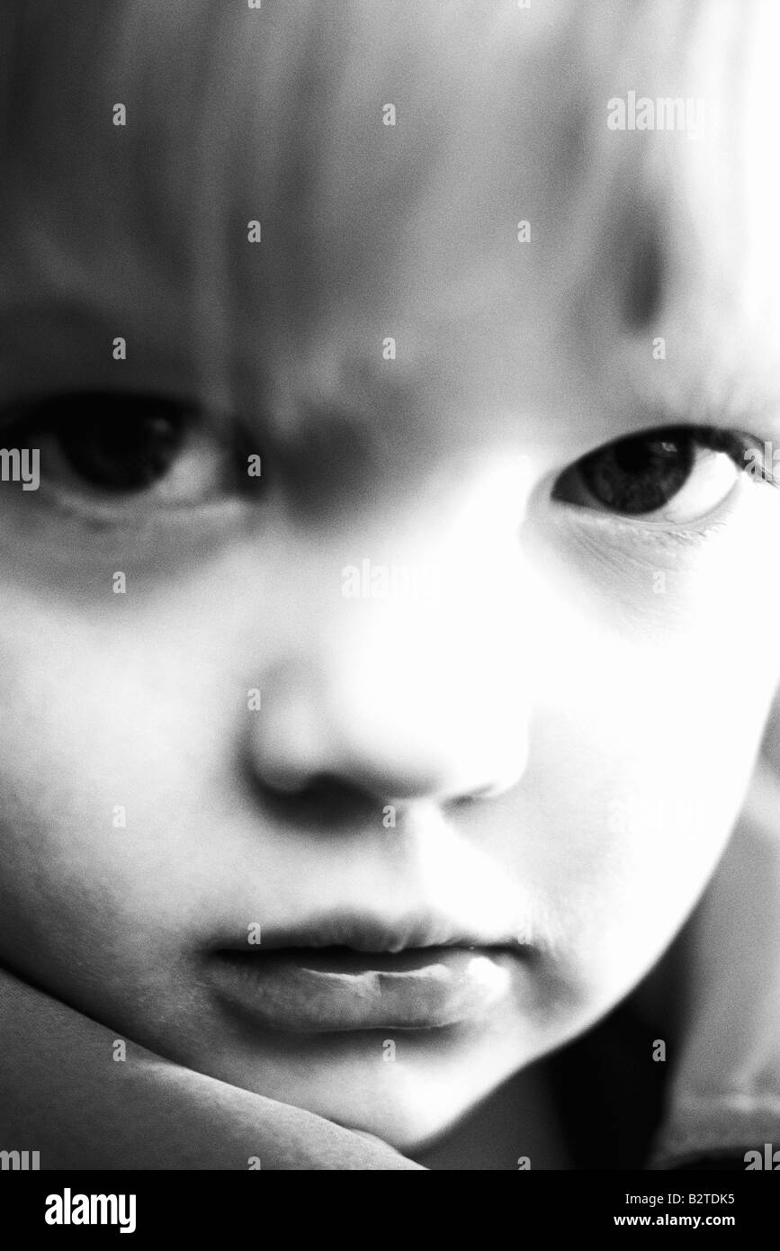 Little Boy accigliata in telecamera, ritratto, close-up Foto Stock