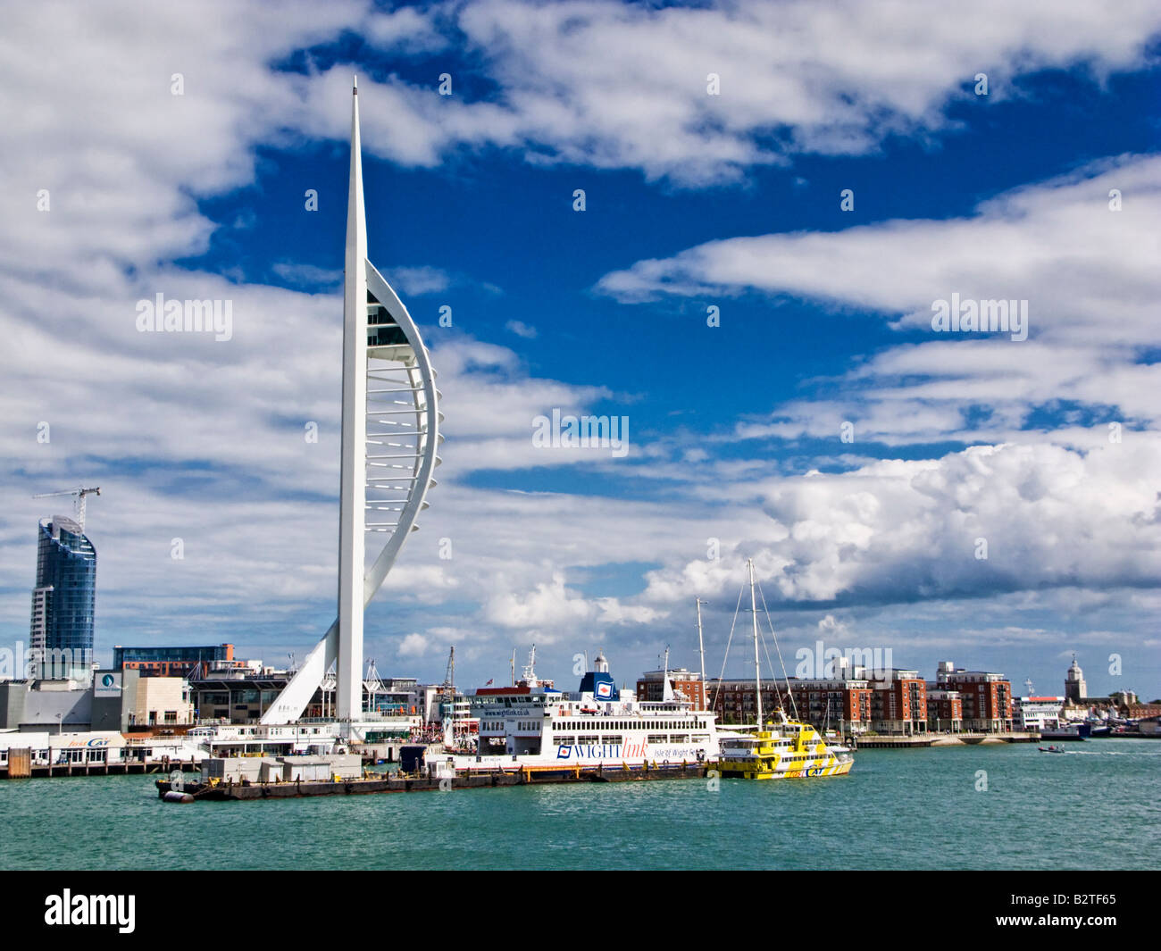 Spinnaker Tower di Portsmouth Harbour, Inghilterra, Regno Unito con il traghetto per l'Isola di Wight e FastCat Foto Stock