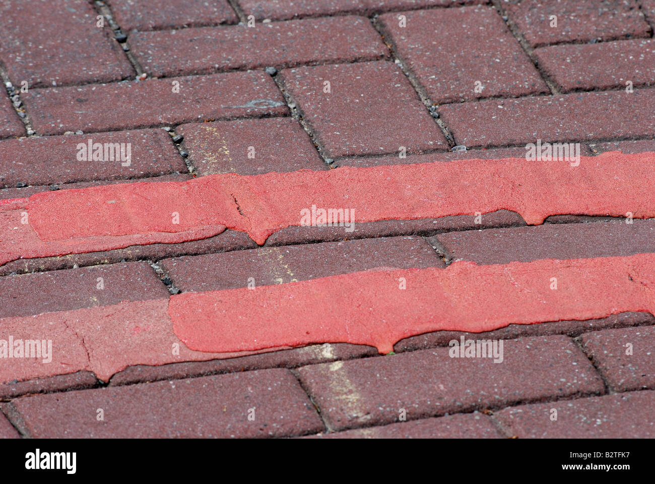 Percorso rosso doppie linee rosse sulla strada REGNO UNITO Foto Stock