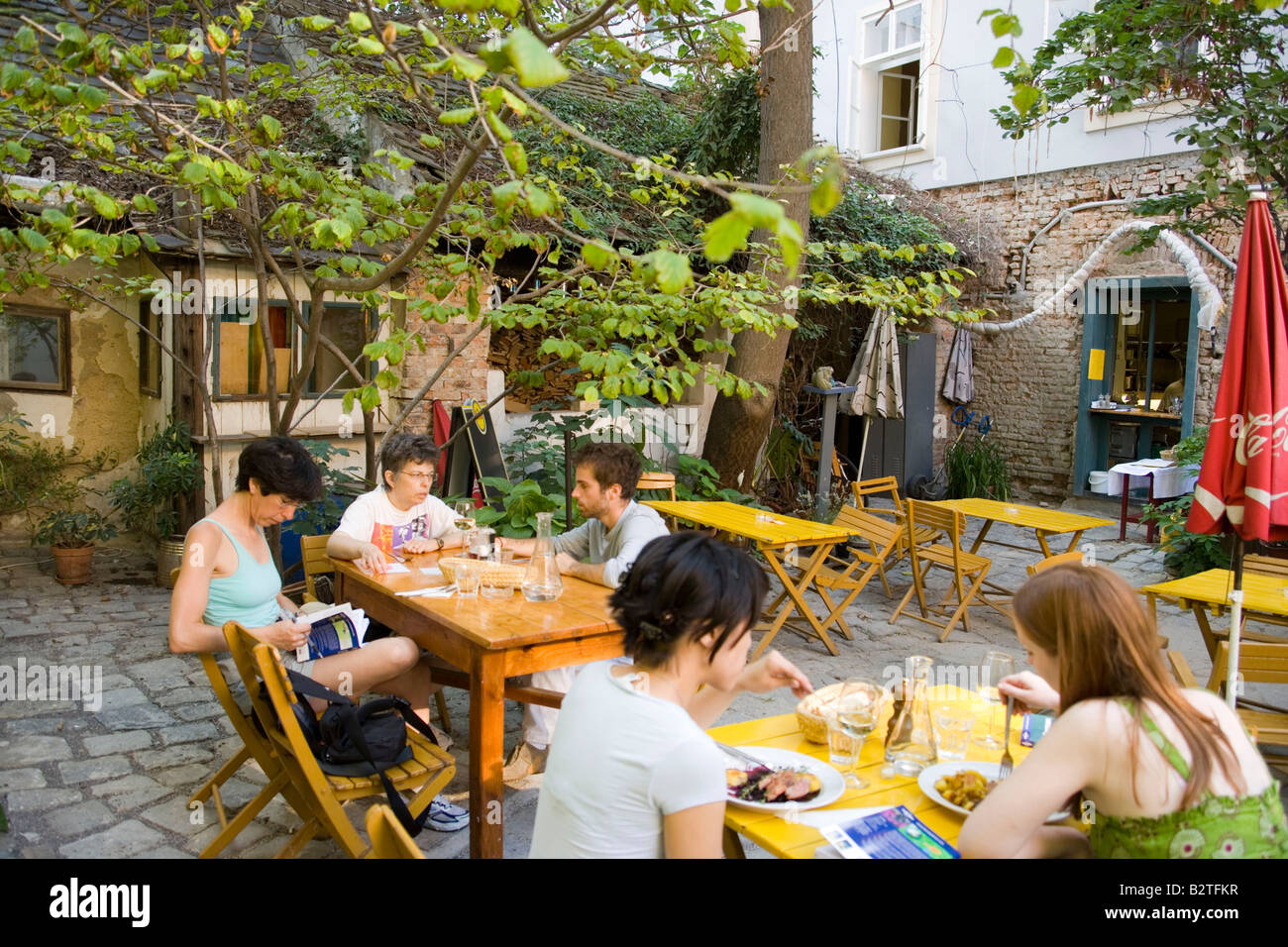 La gente seduta in open-air area di stomaco, Alsergrund, Vienna, Austria Foto Stock