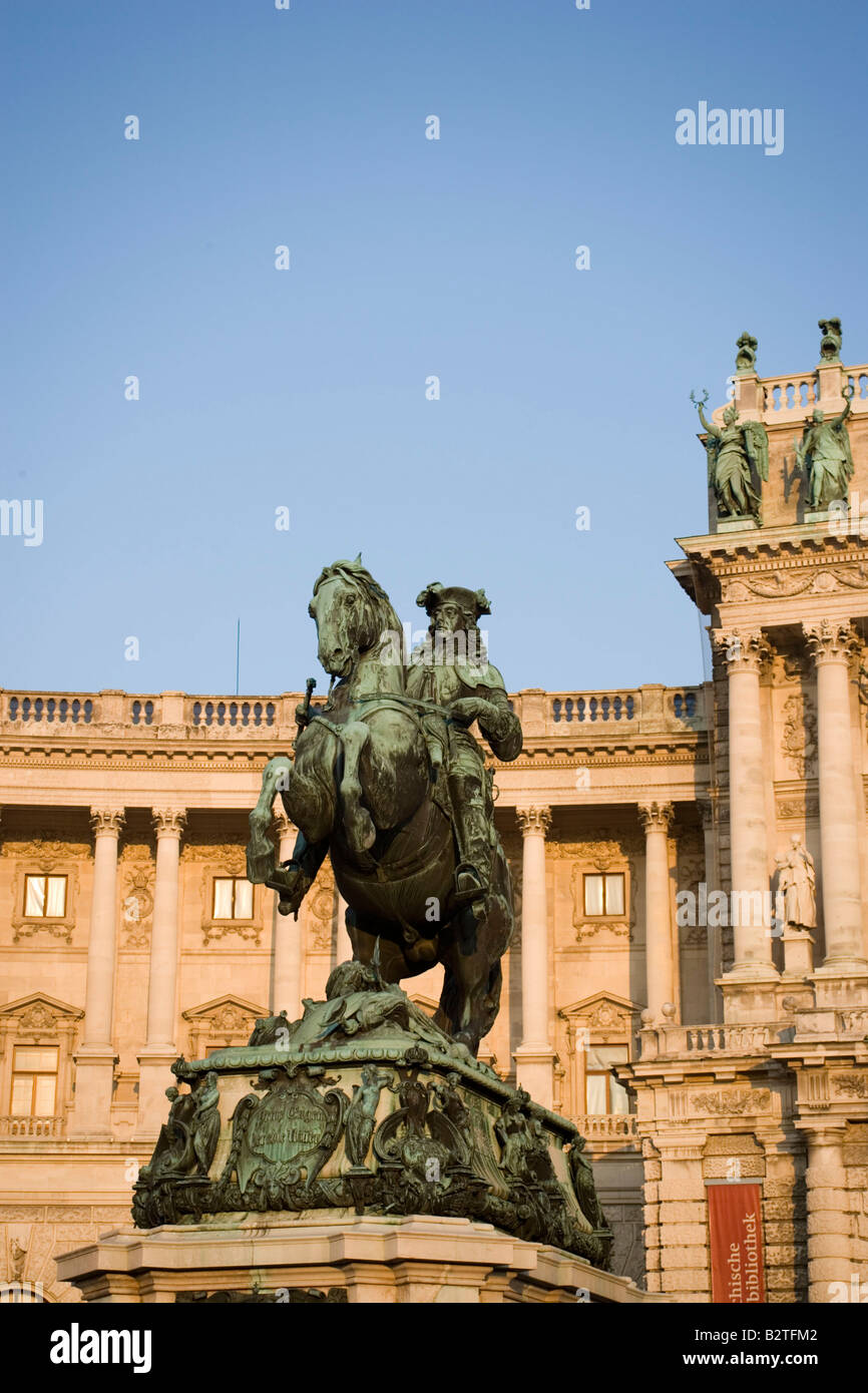Il principe Eugenio di Savoia statua che si trova nella parte anteriore del Neue Hofburg di Vienna, Austria Foto Stock