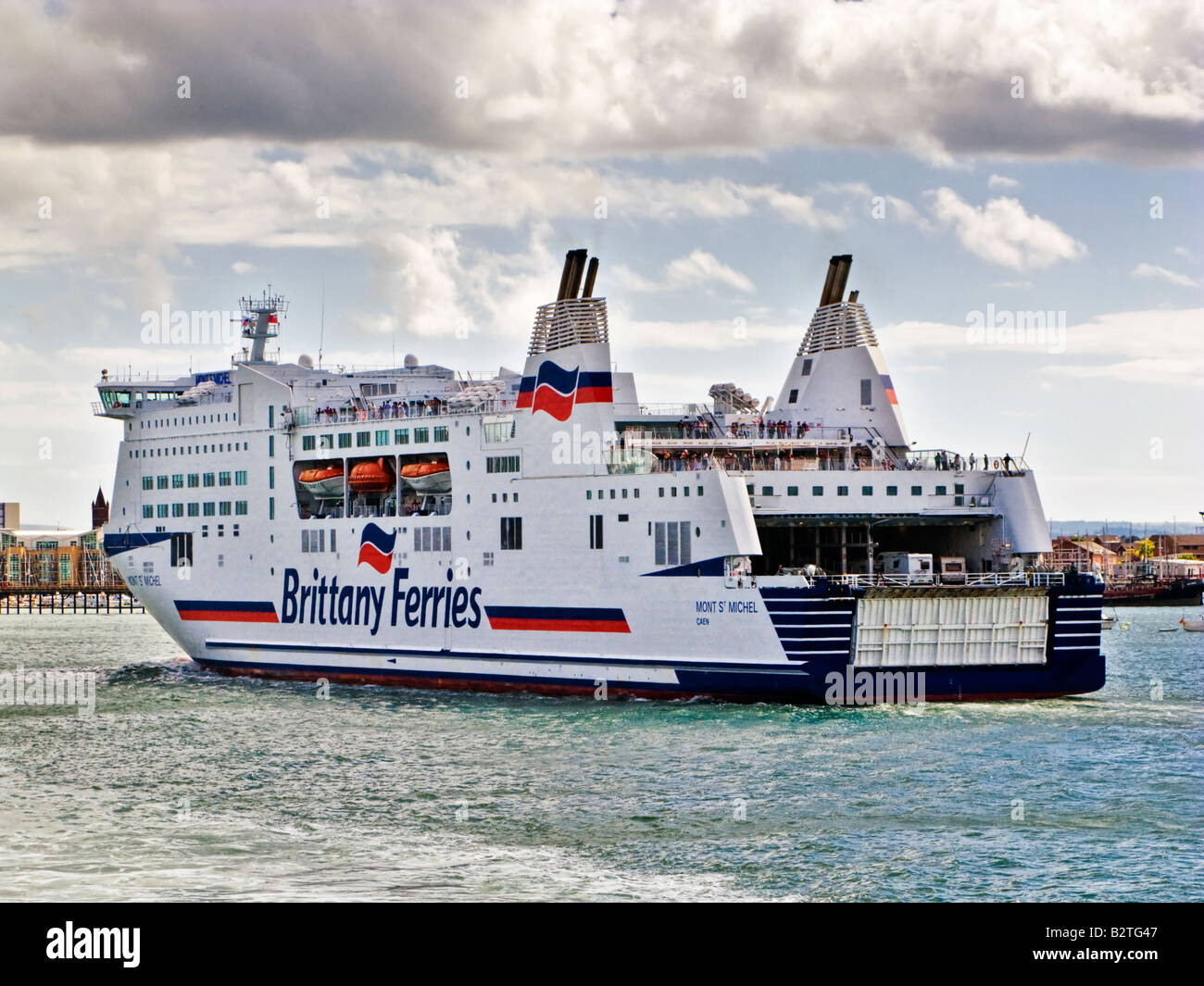 Grandi Brittany Ferries cross channel di nave traghetto nel porto di Portsmouth, England, Regno Unito Foto Stock