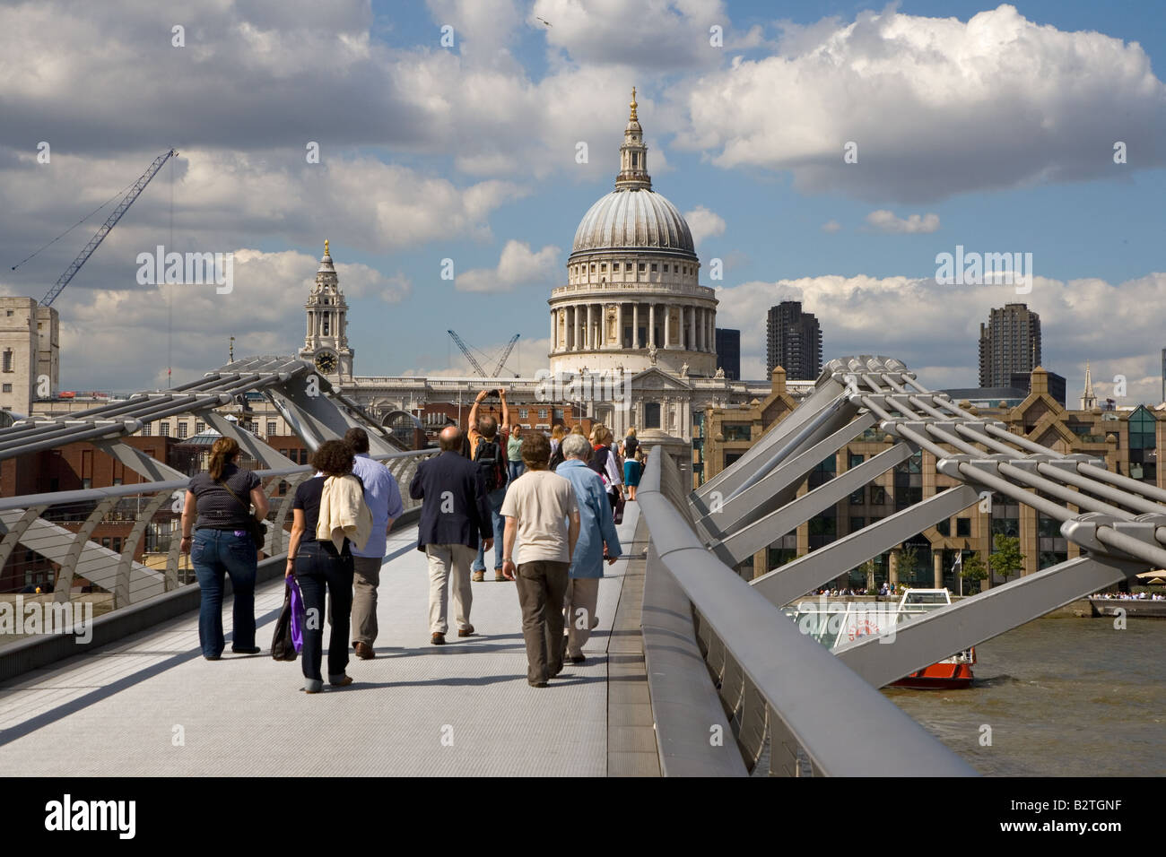 St Pauls e Millennium Bridge Tamigi Londra Summer Foto Stock