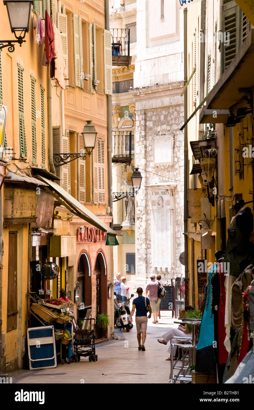 Vista di Cathédrale Sainte Réparate de Nizza tra edifici, la città vecchia di Nizza Cote d'Azur, in Francia Foto Stock