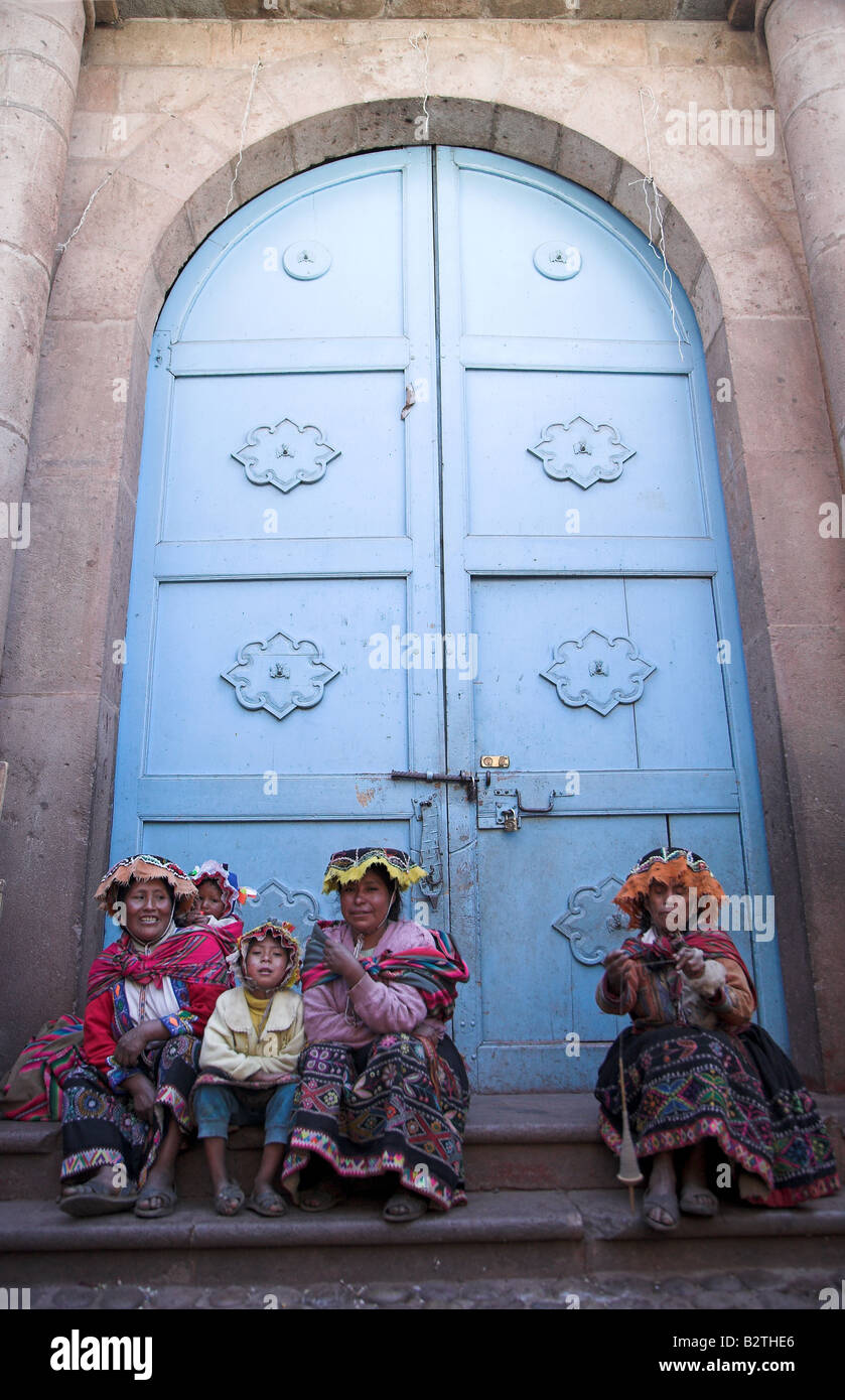 Locali di donne e bambini nel villaggio di Pisac, Perù Foto Stock