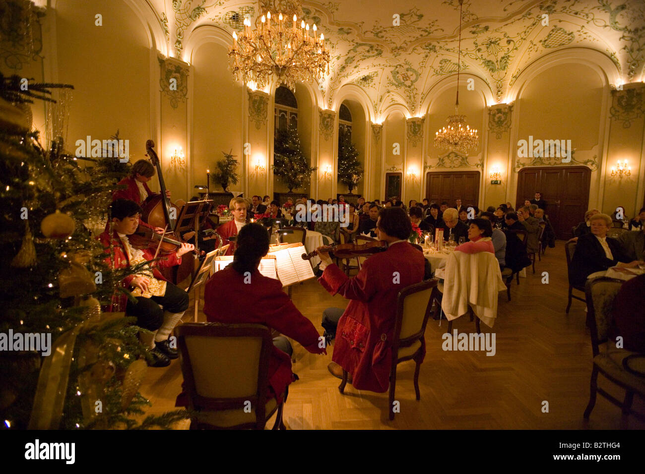 Il Mozart cena concerto nella storica sala barocca di Stiftskeller San Pietro, fondata nel 803 e quindi il più vecchio ristorante Foto Stock