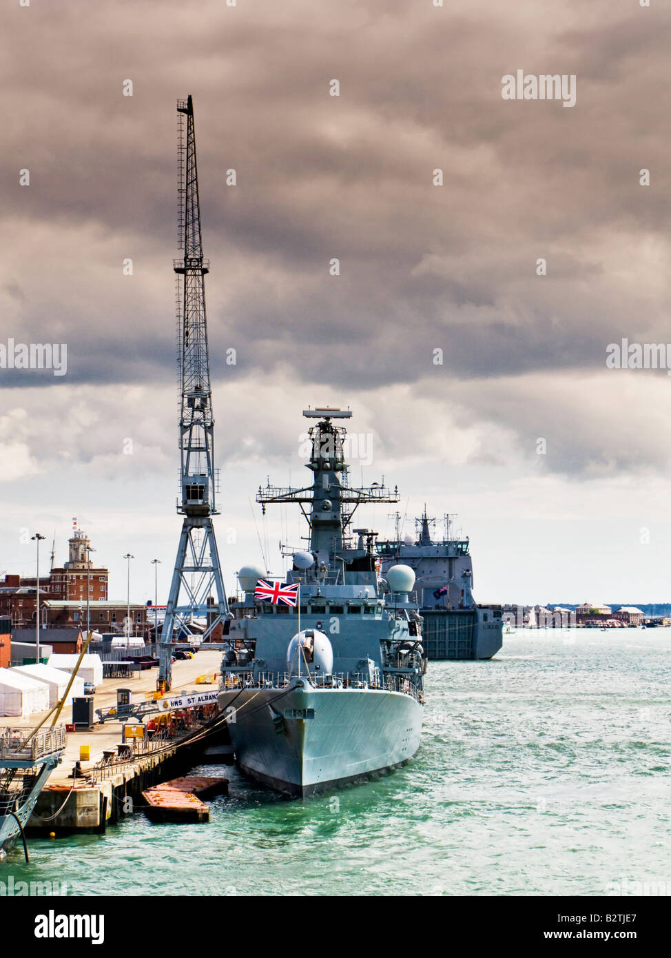 Corazzata inglese HMS St Albans ormeggiata nel porto di Portsmouth Inghilterra UK con RFA Largs Bay dietro Foto Stock