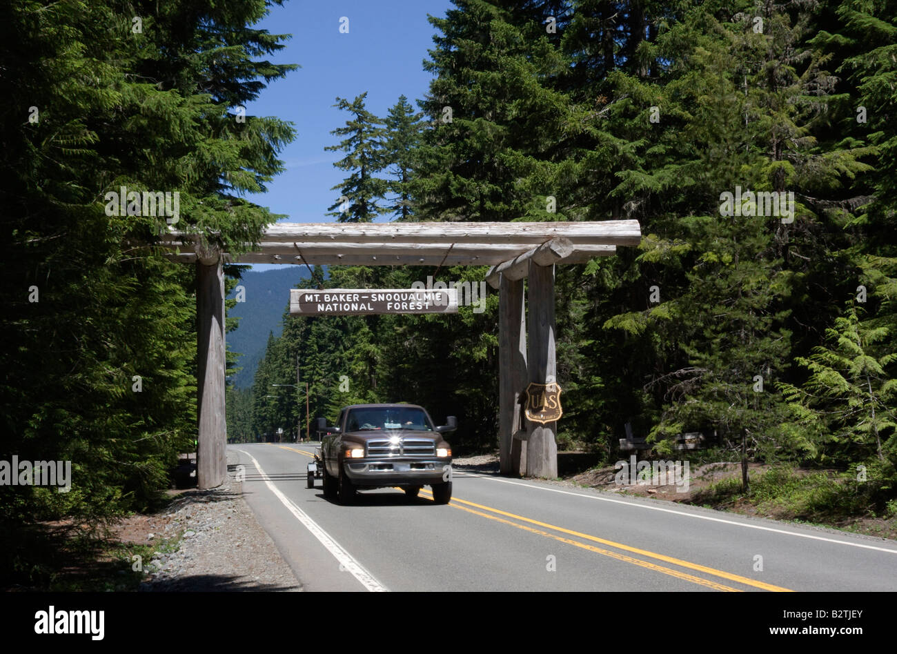 Il veicolo lasciando il Monte Baker - Snoqualmie Foresta Nazionale di Washington WA USA Stati Uniti d'America Foto Stock