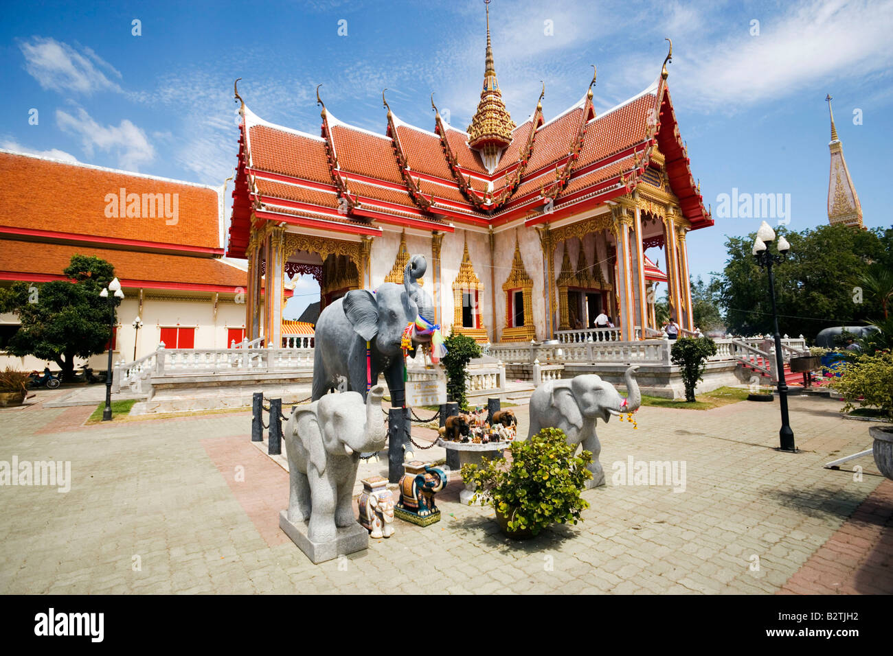 Gli elefanti vicino Ubosot, Wat Chalong, Phuket, Tailandia Foto Stock