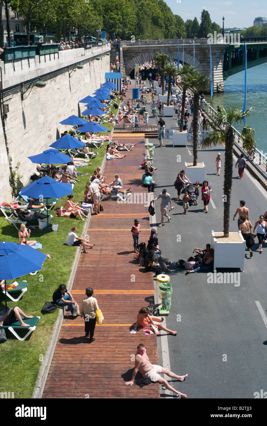 Le persone in spiaggia a Parigi in estate Foto Stock