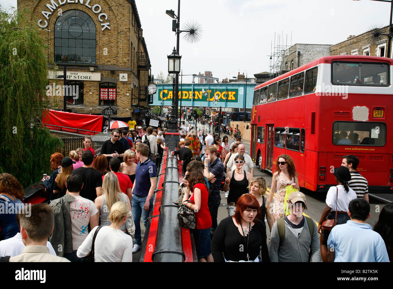 I turisti a Camden Lock market su Camden Road, Camden Town, Londra Foto Stock
