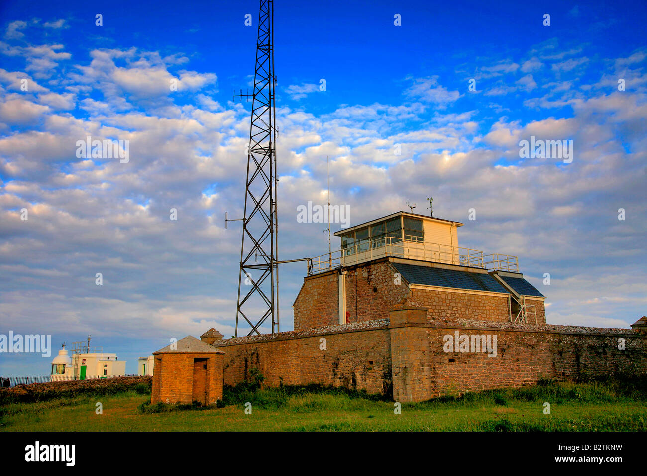 Faro di Radio Beacon house e il montante Trinity House stazione di guardacoste Berry Head Brixham Torbay South Devon England Regno Unito Regno Unito Foto Stock