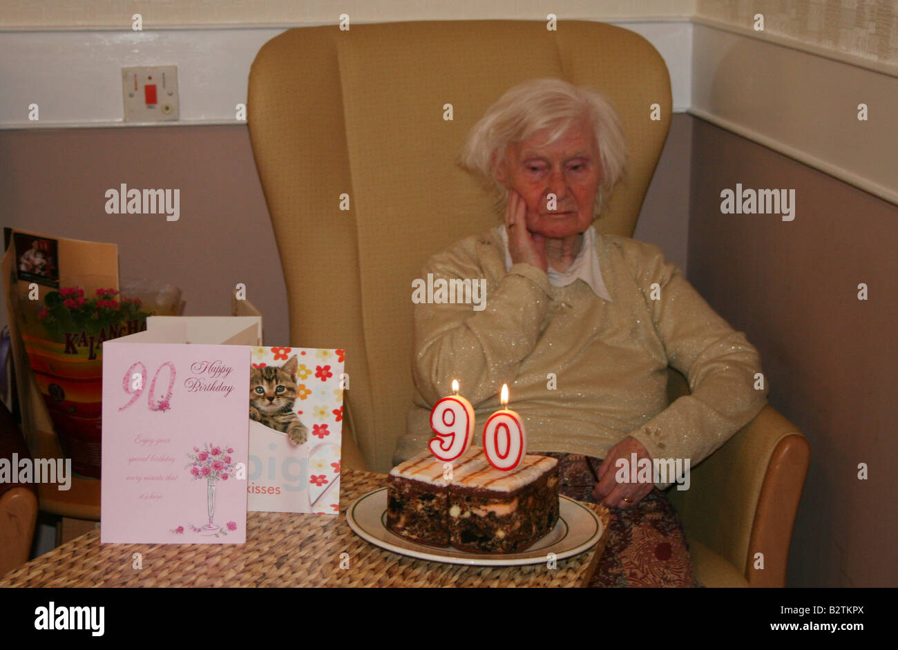 Signora anziana in casa di cura celebra il suo novantesimo compleanno Foto Stock