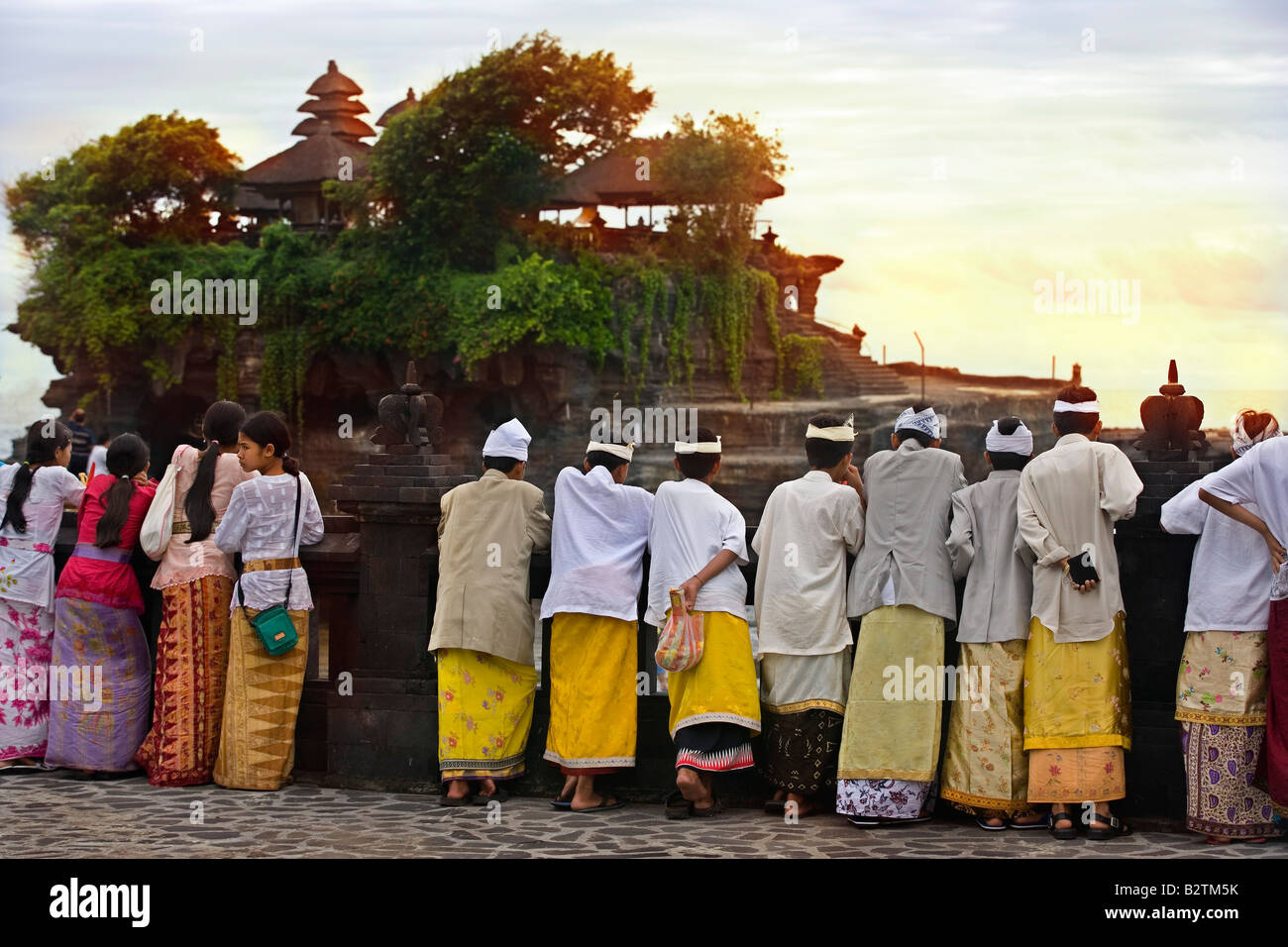 Turisti indonesiano guardare il tramonto a Tanah Lot un antico tempio indù di mare in Bali Indonesia Foto Stock