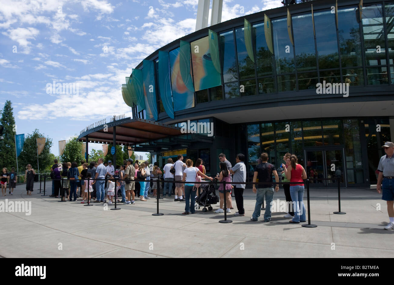 I turisti in coda per lo Space Needle Centro di Seattle Washington WA USA Foto Stock