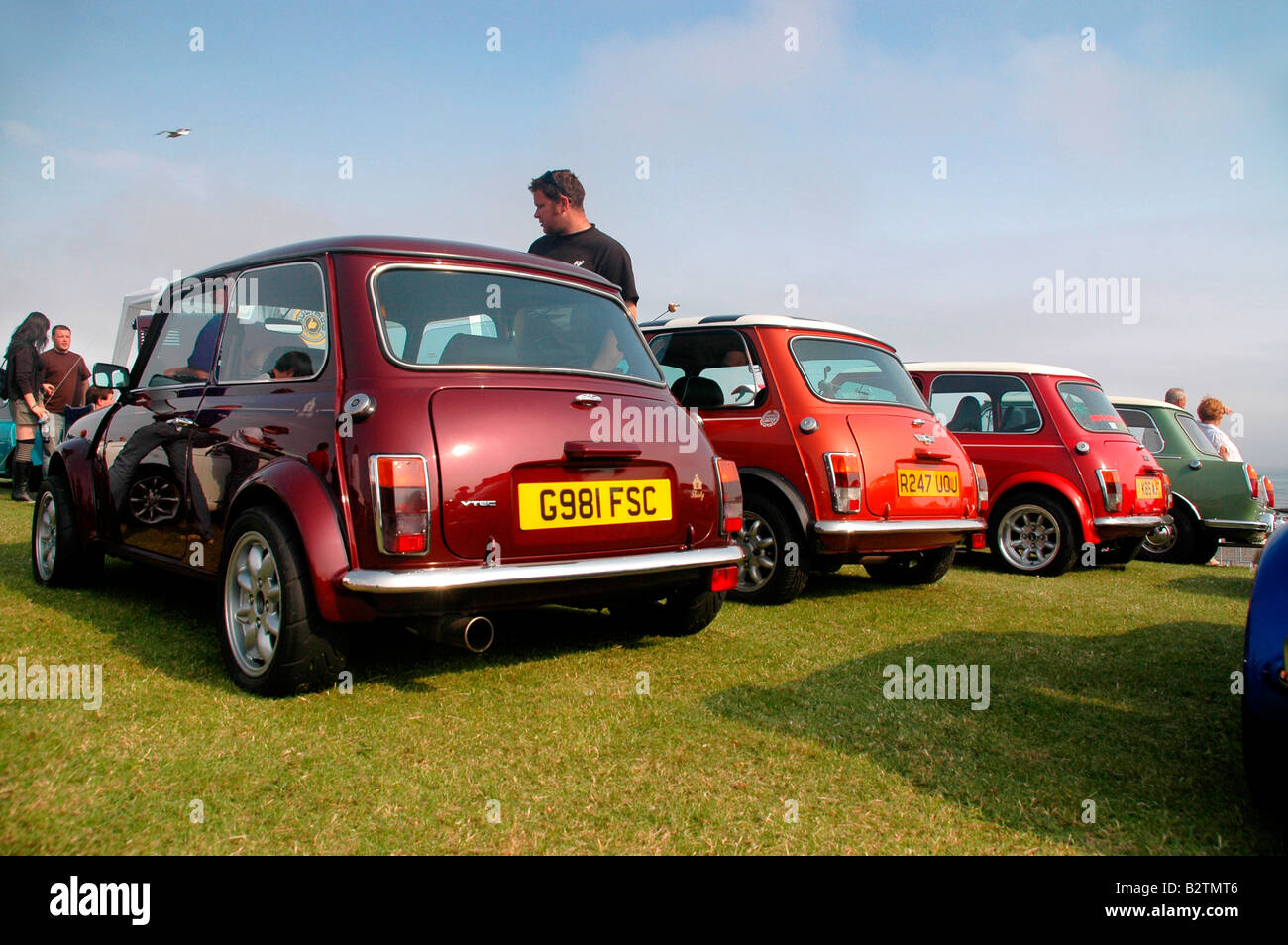 Una fila di red mini auto sul display in Arbroath estate mare show. Foto Stock
