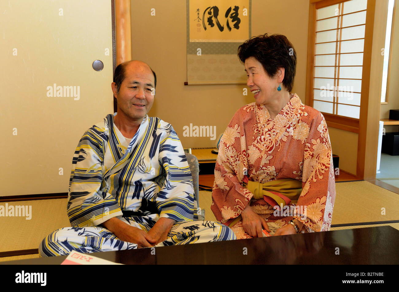 Coppia senior in kimono e yukata al Ryokan che è in stile giapponese, hotel in Giappone Foto Stock