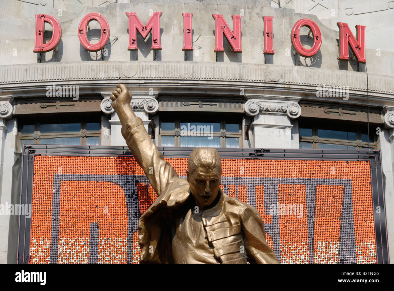 Statua di Freddy Mercury al di fuori del Dominion Theatre in Tottenham Court Road, Londra, Inghilterra Foto Stock