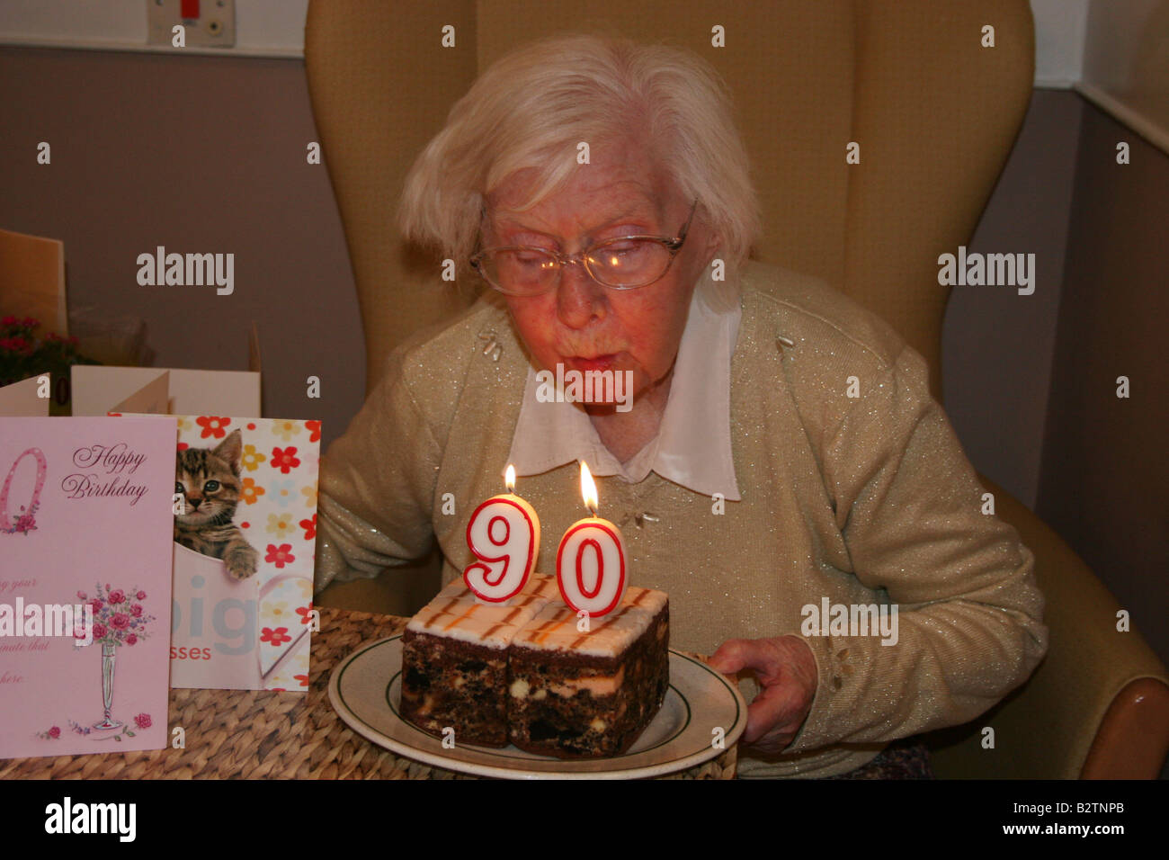 Signora anziana in casa di cura celebra il suo novantesimo compleanno Foto Stock