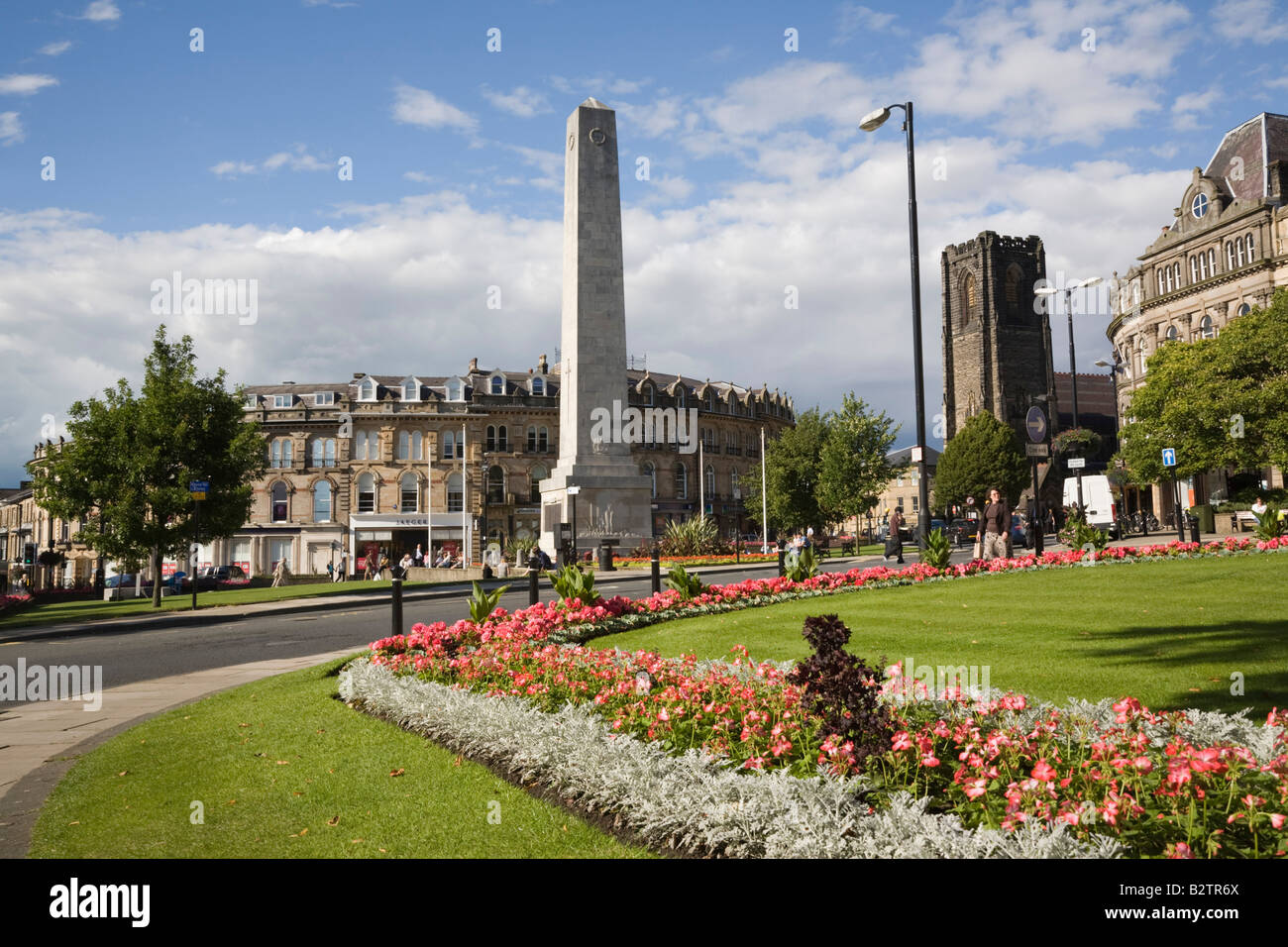 Il cenotafio War Memorial obelisco di tutta la prospettiva di giardini in centro città in estate in Harrogate Yorkshire England Regno Unito Foto Stock