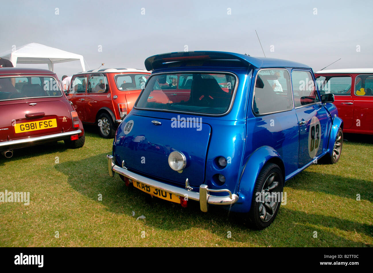 Una fila di mini auto sul display in Arbroath estate mare show. Foto Stock