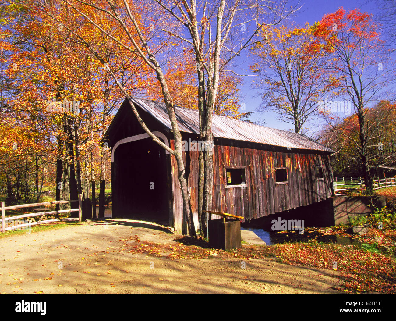 Un bel legno storico ponte coperto nel verde delle montagne del Vermont nel ottobre autunno del cambiamento di colore Foto Stock