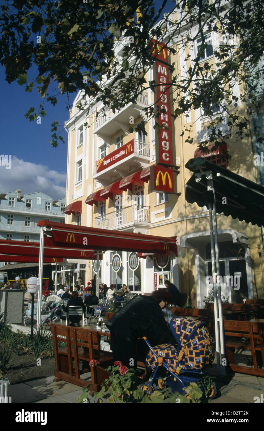 Pl Nezavisimost piazza centrale Macdonalds fast food ristorante per accogliere persone Varna Bulgaria Foto Stock