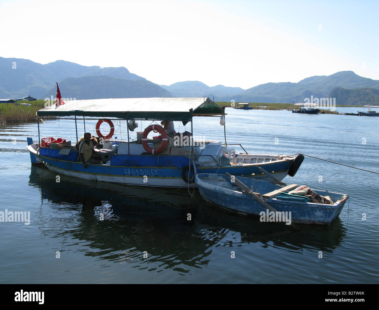 Il granchio pescatore in barca sul fiume affluente , Dalyan, Turchia Foto Stock