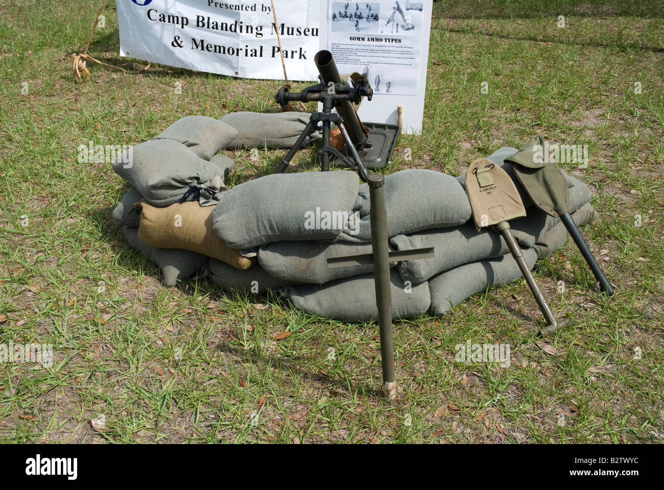 Visualizzazione di vintage U S equipaggiamento militare al fair Gainesville Florida M2 60mm di Malta Foto Stock